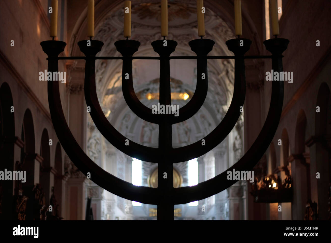 sieben verzweigte Kandelaber im Dom St. Kilian oder Würzburg Kathedrale in Würzburg-Bayern-Deutschland Stockfoto