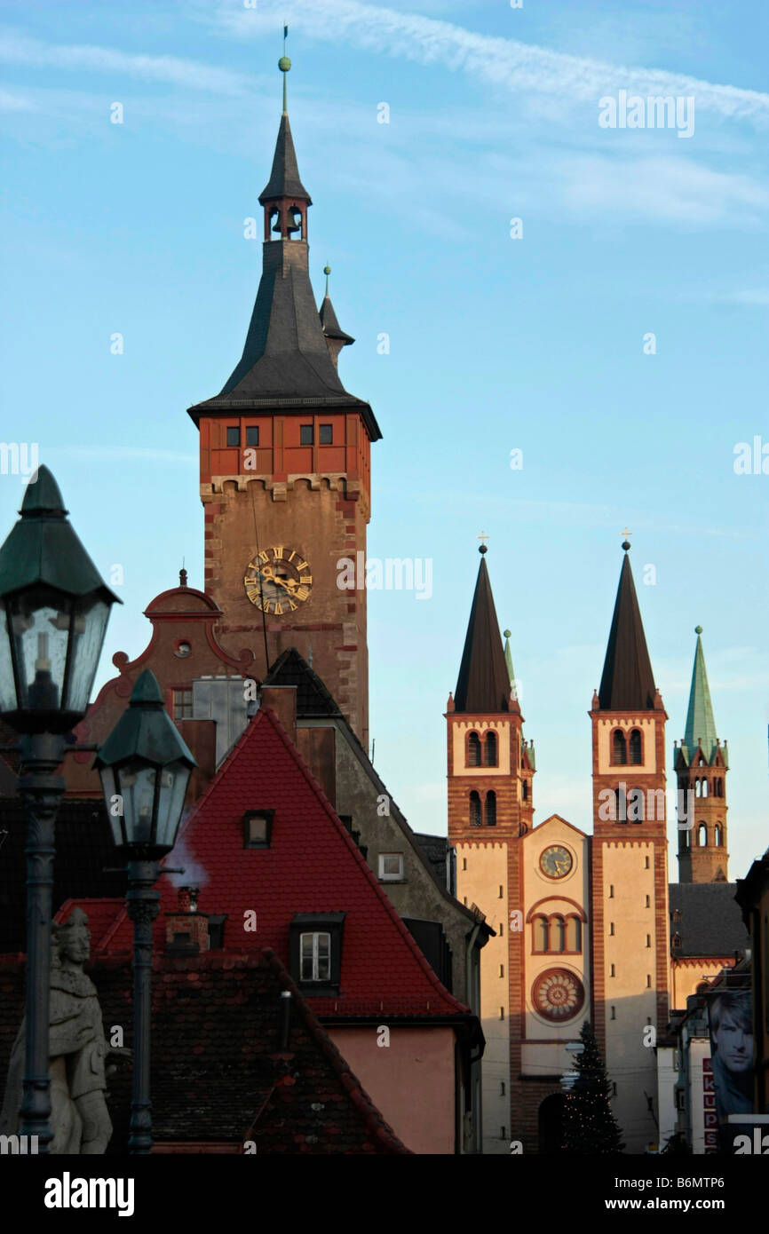 Türme, das Rathaus und der Dom St. Kilian oder Würzburg Kathedrale in Würzburg-Bayern-Deutschland Stockfoto
