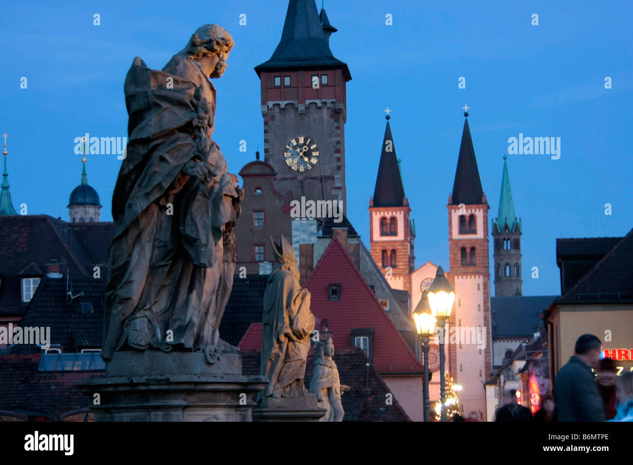 Statuen auf der alten Brücke, das Rathaus und der Dom St. Kilian oder Würzburg Kathedrale in Würzburg-Bayern-Deutschland Stockfoto