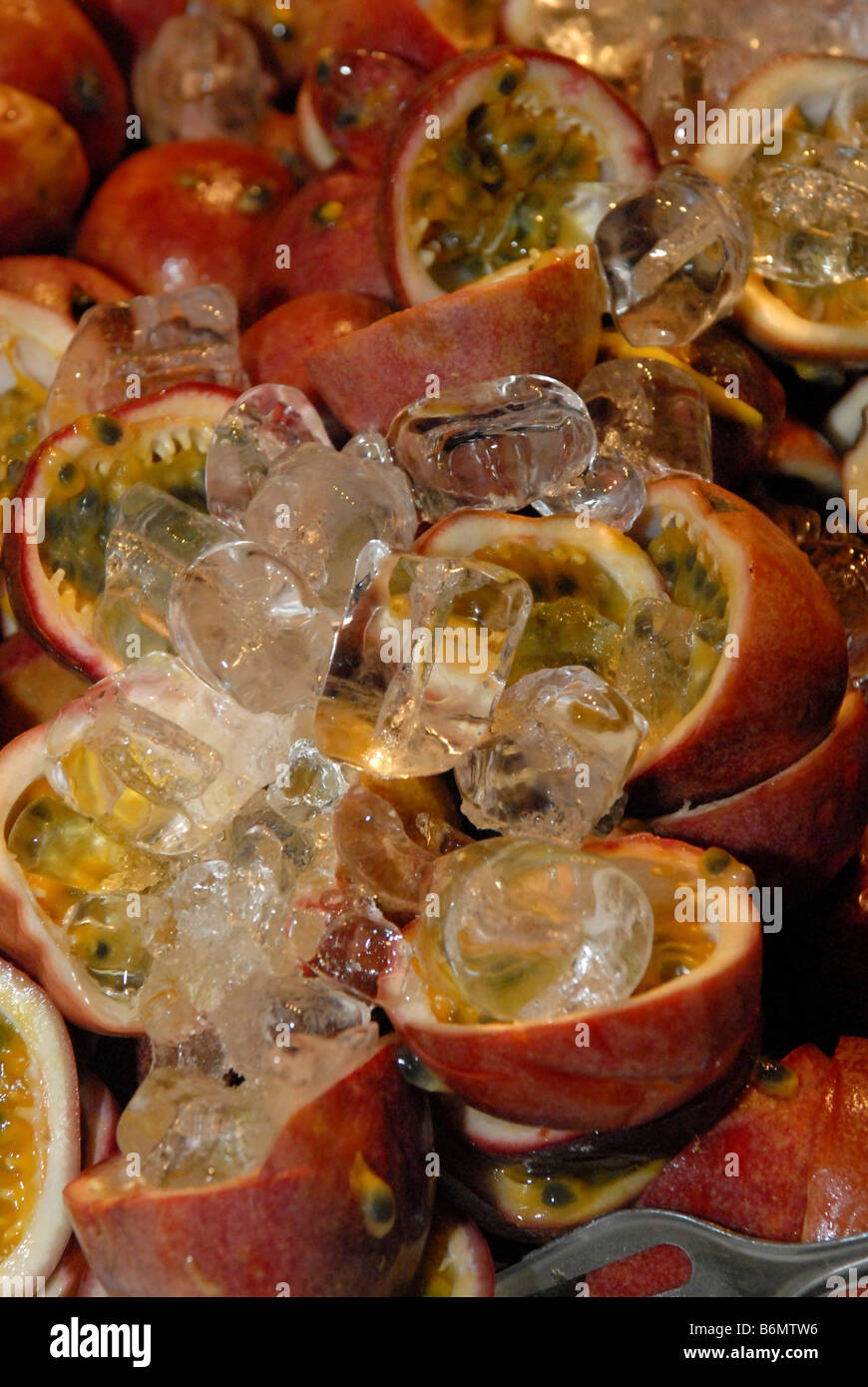 Passionsfrucht/Maracuja auf Eis Stockfoto
