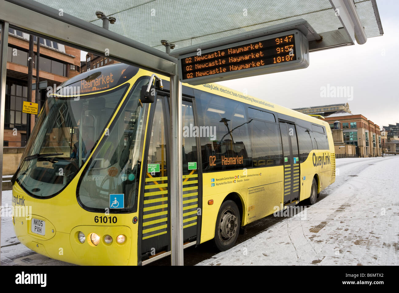Quaylink helle gelbe Diesel-elektrisch angetriebene Bus in der Nähe von Krug und Klavier Newcastle quayside Stockfoto