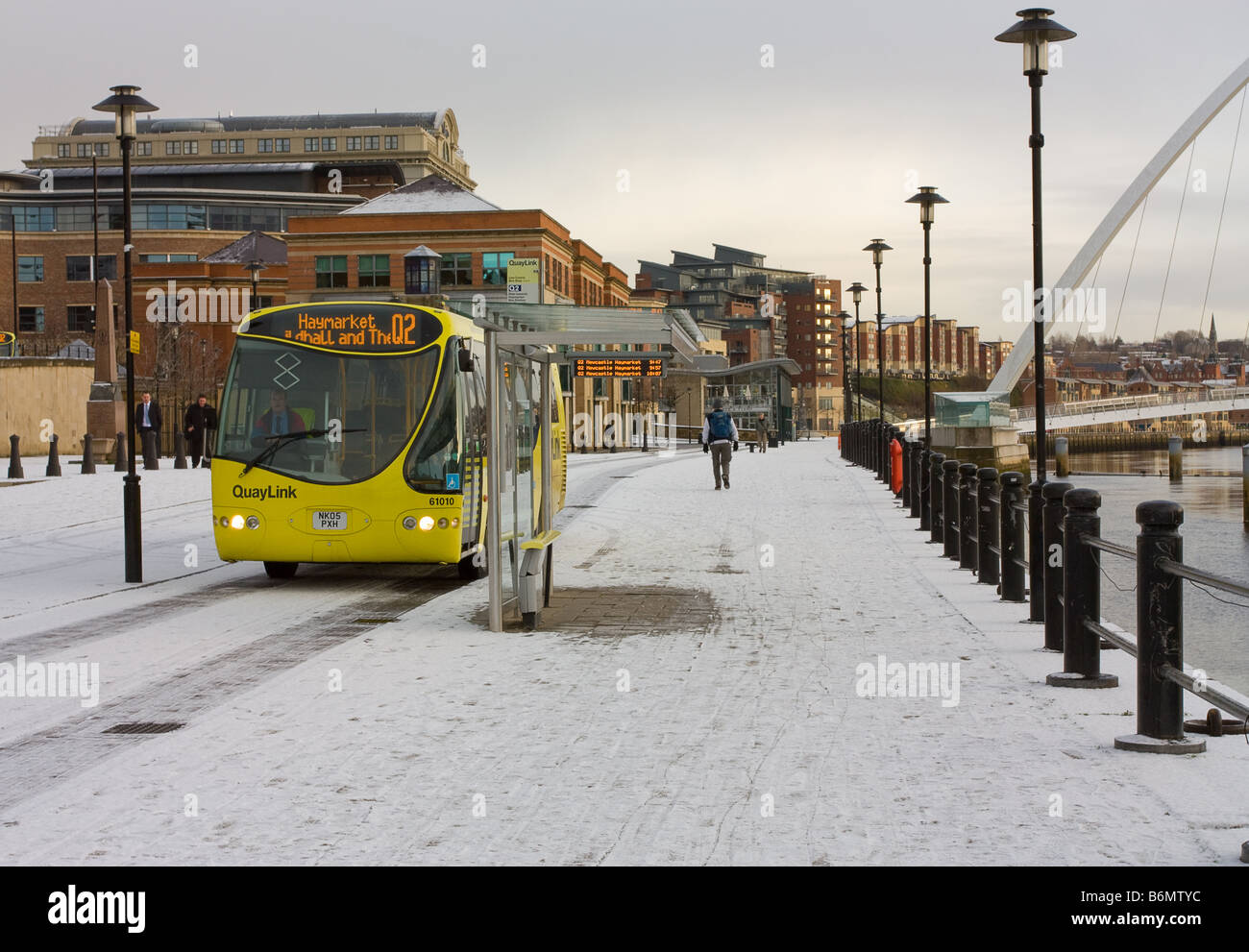 Quaylink helle gelbe Diesel-elektrisch angetriebene Bus in der Nähe von Krug und Klavier Newcastle quayside Stockfoto