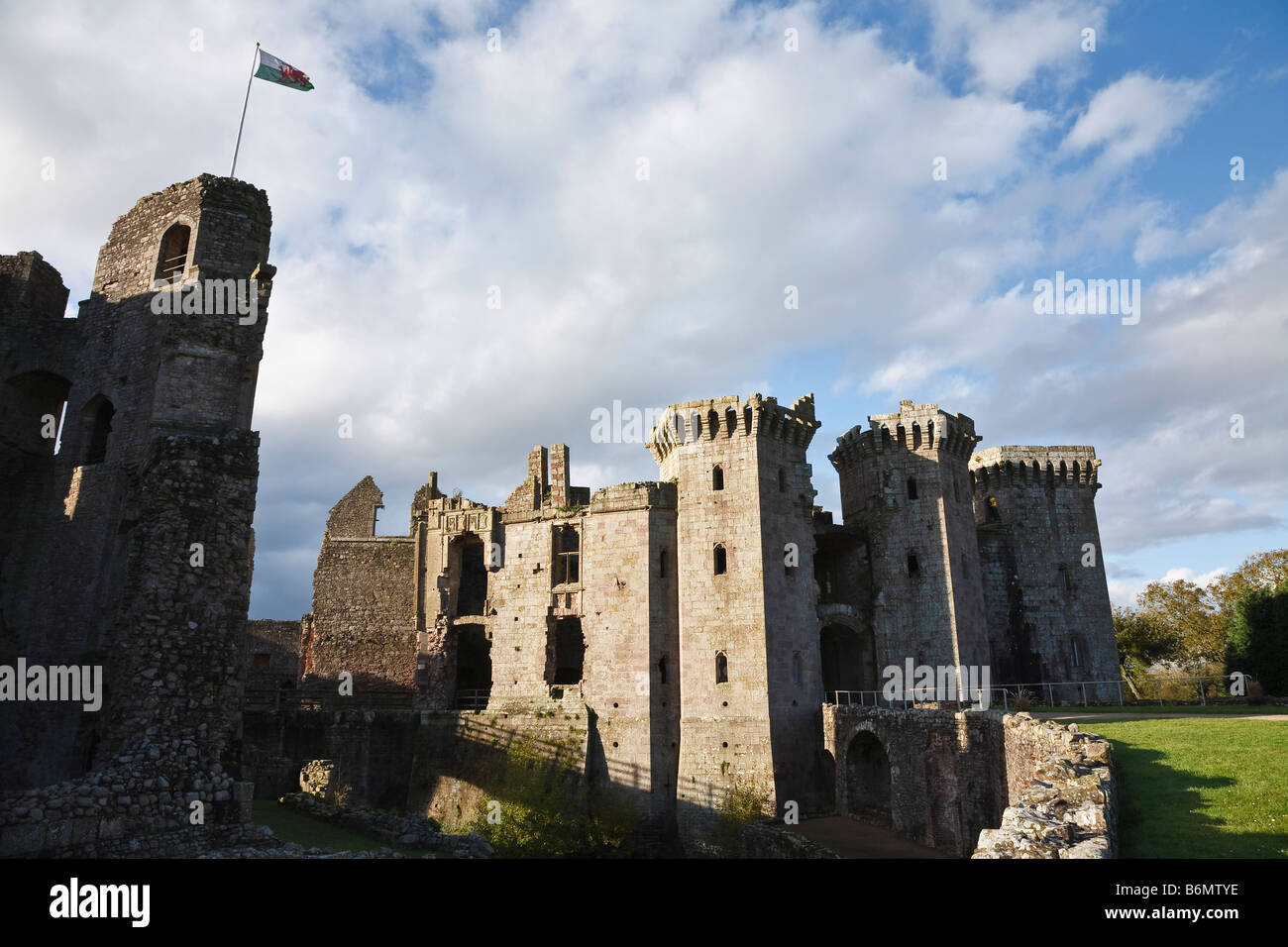 Der große Turm und Torhaus, Raglan Castle, Monmouthshire, Wales Stockfoto