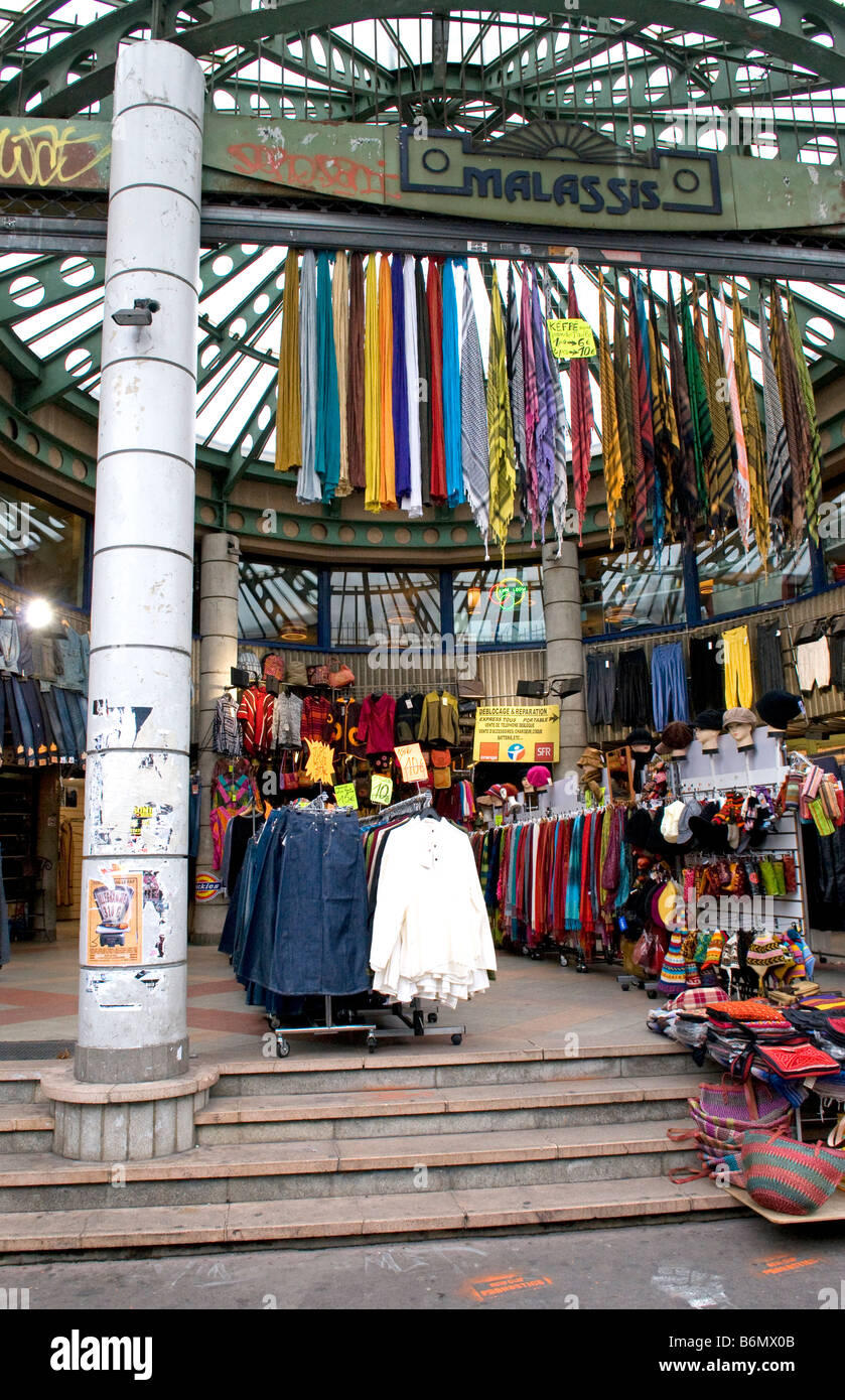 Bekleidungsgeschäft auf dem Flohmarkt von Saint Ouen, am Porte de Clignancourt in Paris Stockfoto