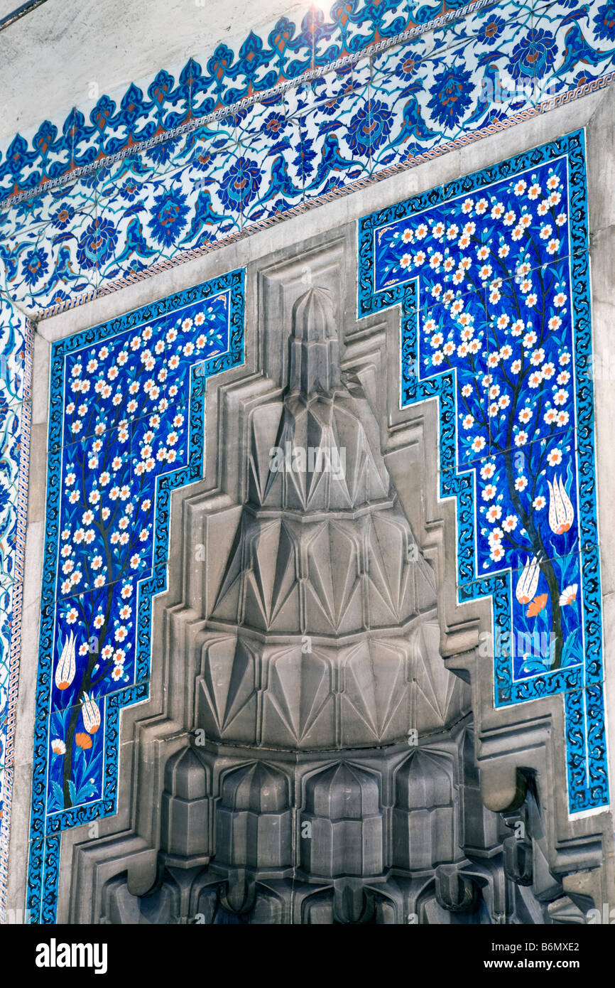 Iznik-Fliesen im Haseki Hürrem Sultan Türbesi, Grab von Khasseki Khurrem, Ehefrau von Sultan Süleyman, Istanbul, Türkei Stockfoto