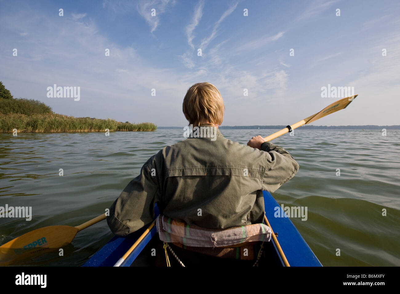 Paddel auf dem See Schwielochsee Stockfoto