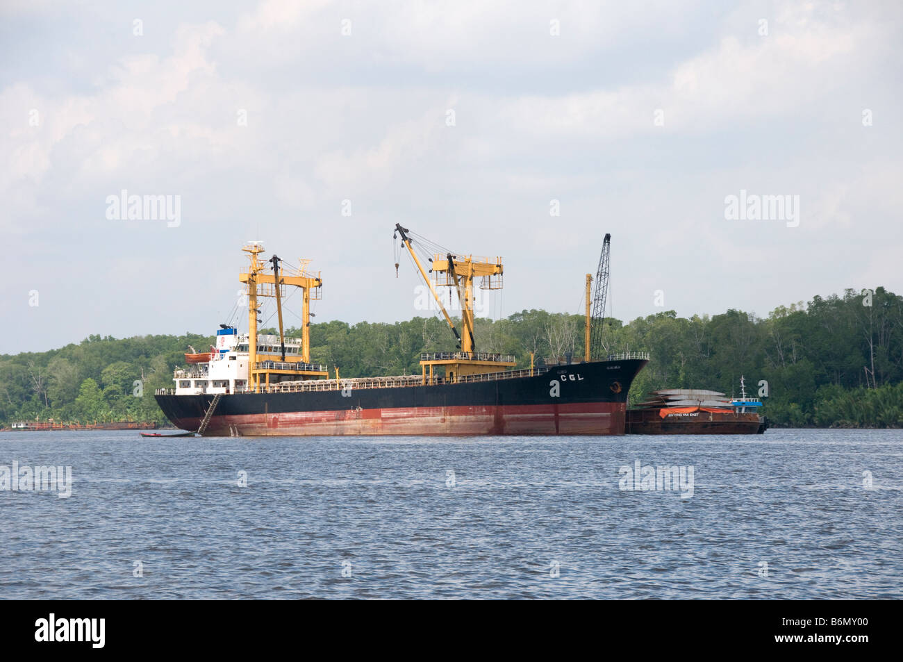 Schiff für den Transport von Palmöl in Kumia, Borneo, Indonesien Stockfoto