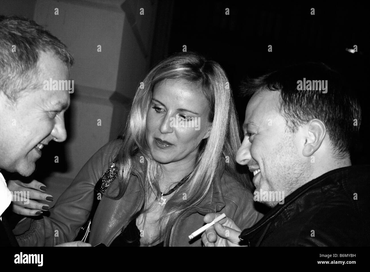 Schwarz-weiß-Porträt von Tschechische Berühmtheiten haben eine kippe außerhalb eines Theaters, Prag, Tschechische Republik. Stockfoto