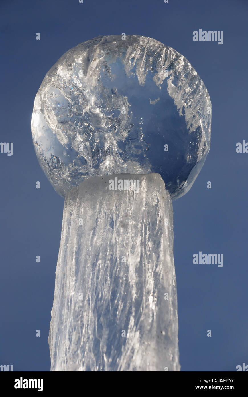 Kugel Eis auf den Eisblock gegen blauen Himmel Stockfoto