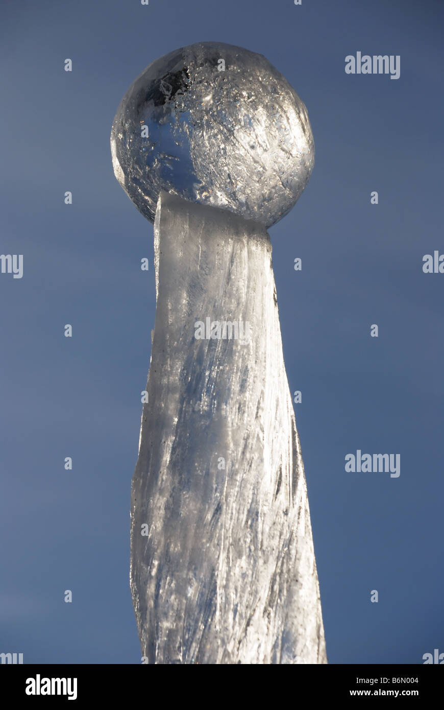 Kugel Eis auf den Eisblock gegen blauen Himmel Stockfoto