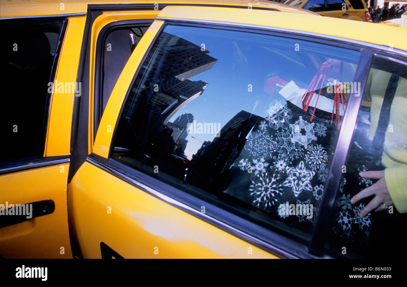 Taxi New York City, USA. Sie fahren in einem gelben Taxi. Person, die ein Taxi in Midtown Manhattan USA betritt. Öffnen Sie die Tür. Stockfoto