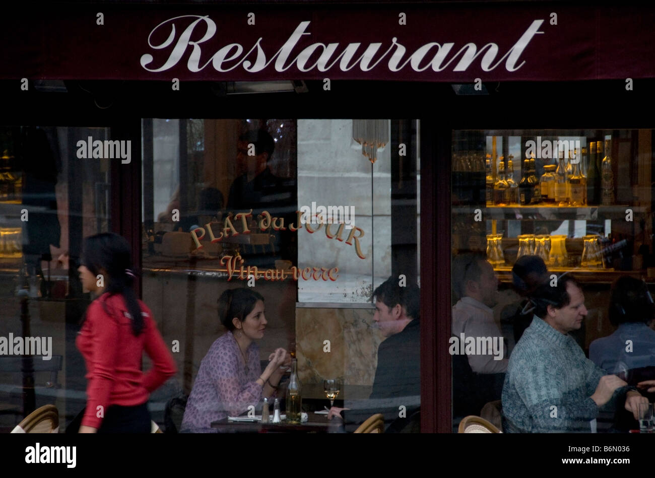 Menschen reden und Essen in einem Restaurant in Paris Stockfoto
