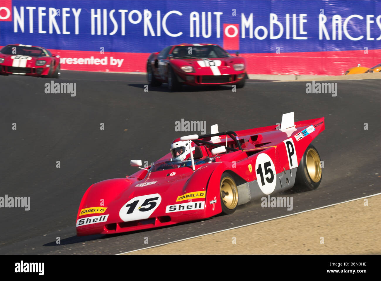 Ein 1971 Ferrari 312PB, angetrieben von Ernie Prisbe, bei der Korkenzieher in Monterey Laguna Seca Raceway, gefolgt von 2 Ford GT40. Stockfoto