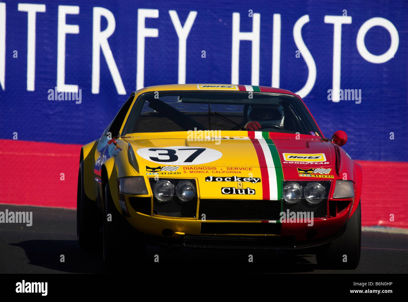Lou Sellyei fährt Anthony Wangs 1973 Ferrari 365 GTB / 4C an der Spitze des Korkenziehers in Monterey Historic Autorennen Stockfoto