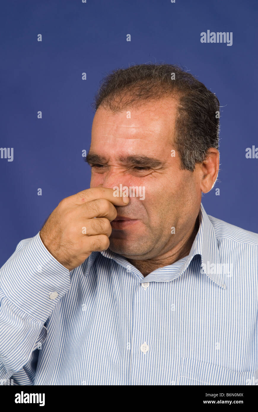 Mann hält seine Nase, schlechten Geruch zu vermeiden Stockfoto