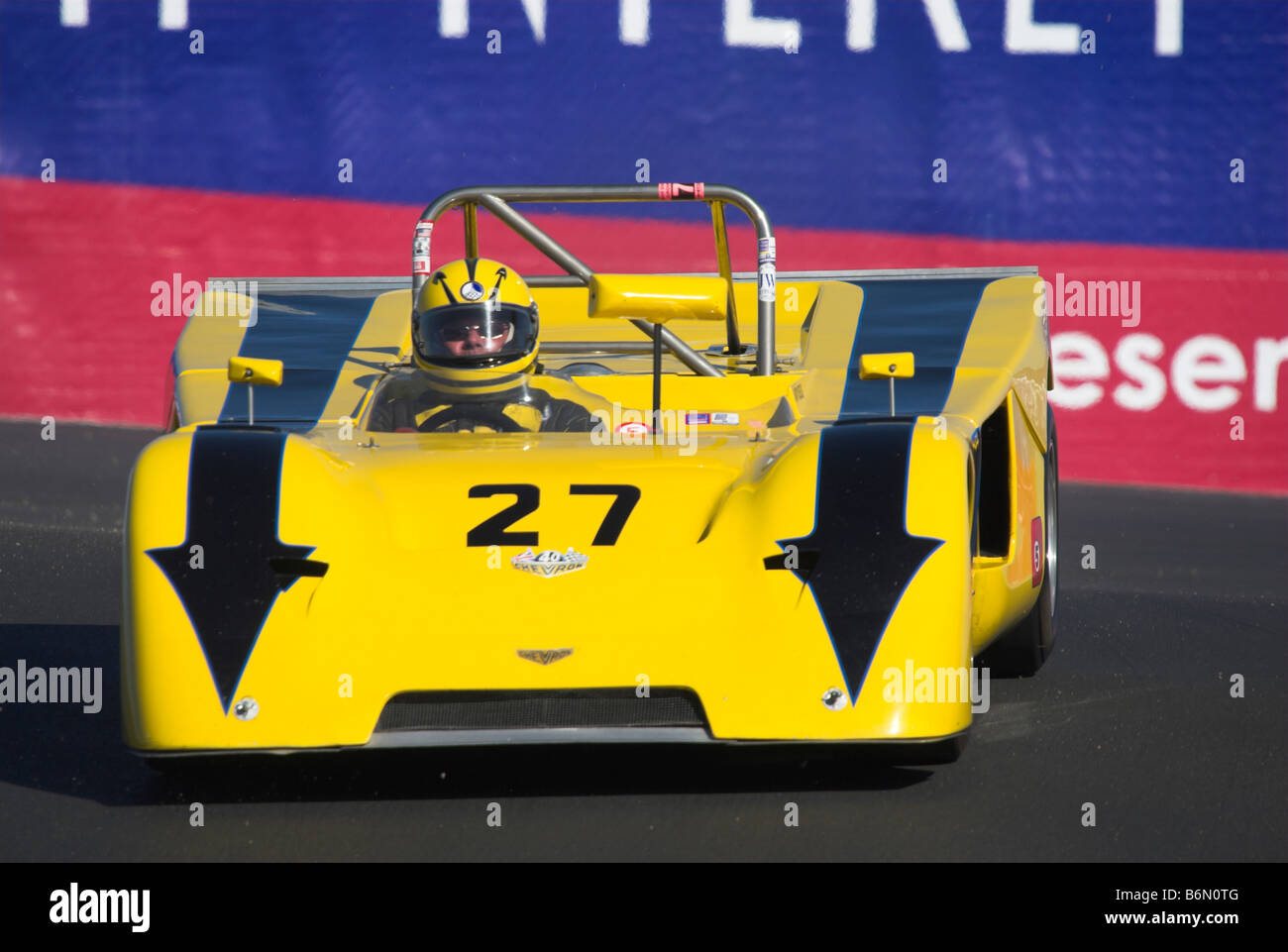 Ein 1971 Chevron B19 bei Monterey Historic Autorennen an der Spitze des Korkenziehers in Laguna Seca, angetrieben von Laurence Kessler Stockfoto