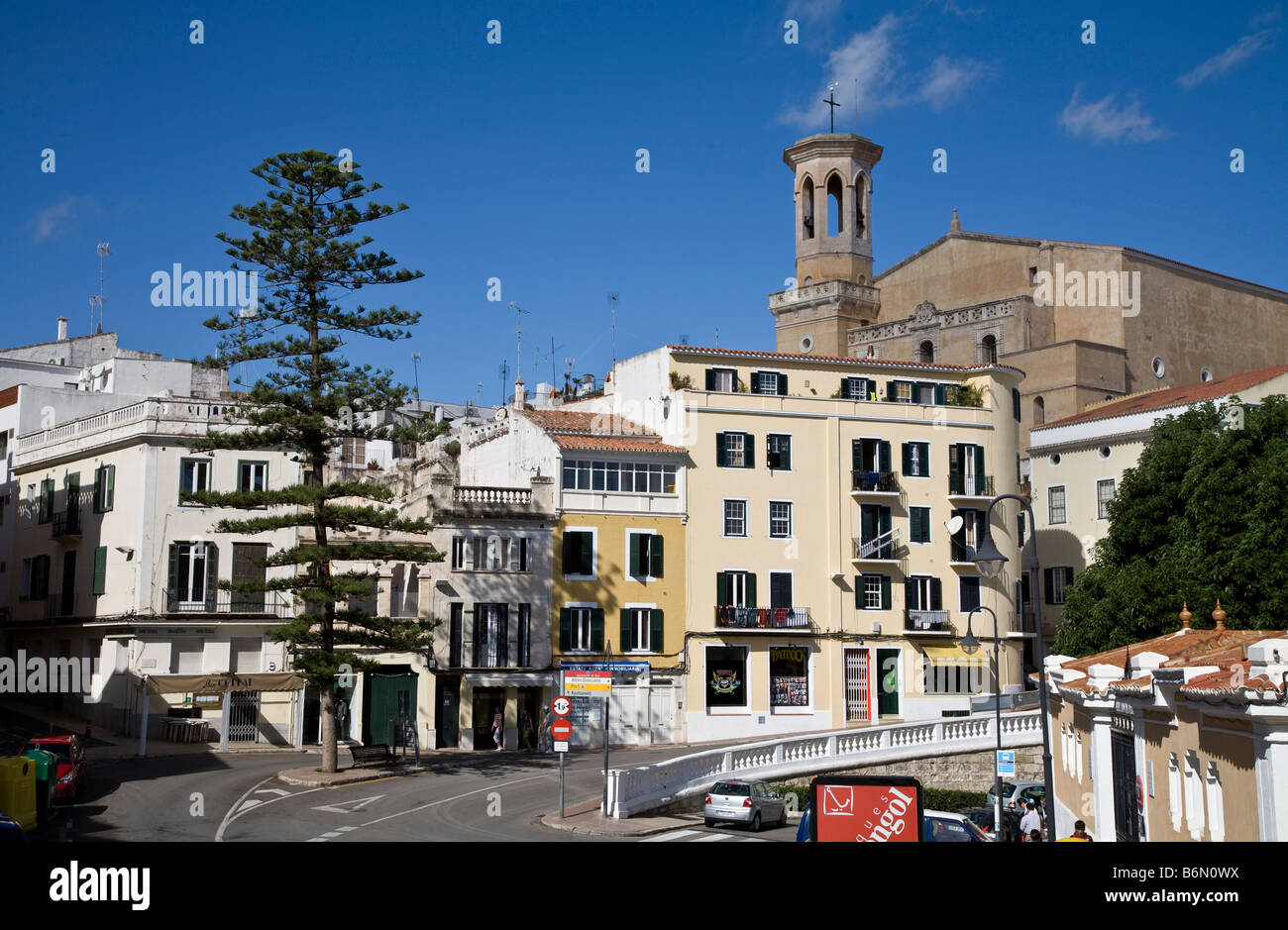 Mao, Menorca mit dem Glockenturm der Kirche Santa Maria Stockfotografie