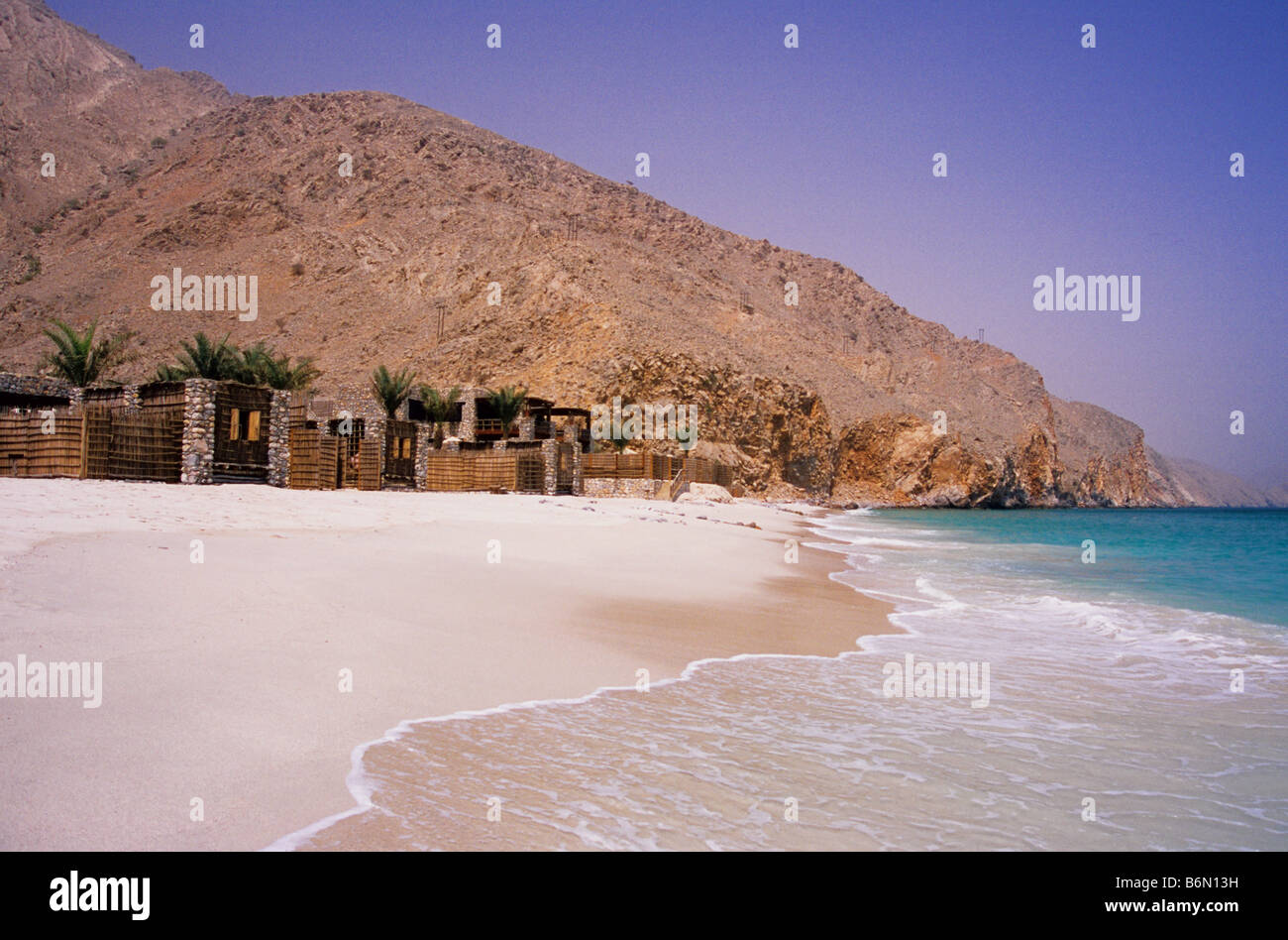 Zighy Bay Holiday Resort am Strand am Fuße des Gebirges Musandam. Dibba, Musandam. Sultanat von Oman. Stockfoto
