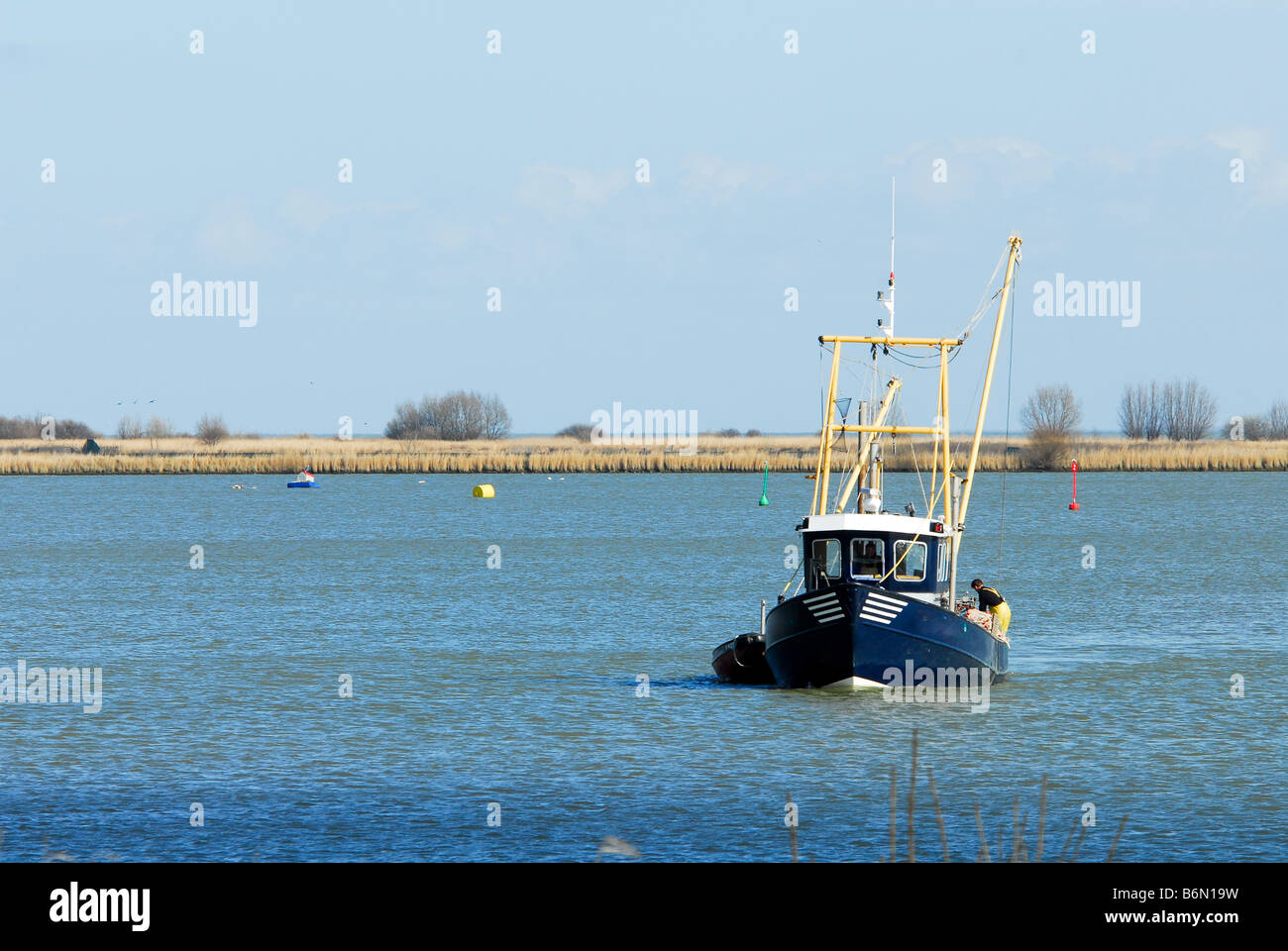 ein kleines Fischerdorf Schiff im IJsselmeer Niederlande Stockfoto