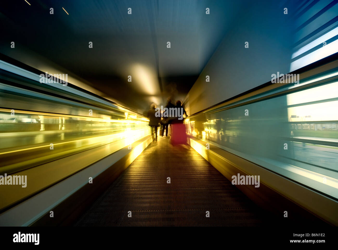 abstraktes Bild einer bewegten Rolltreppe BLURRY Stockfoto