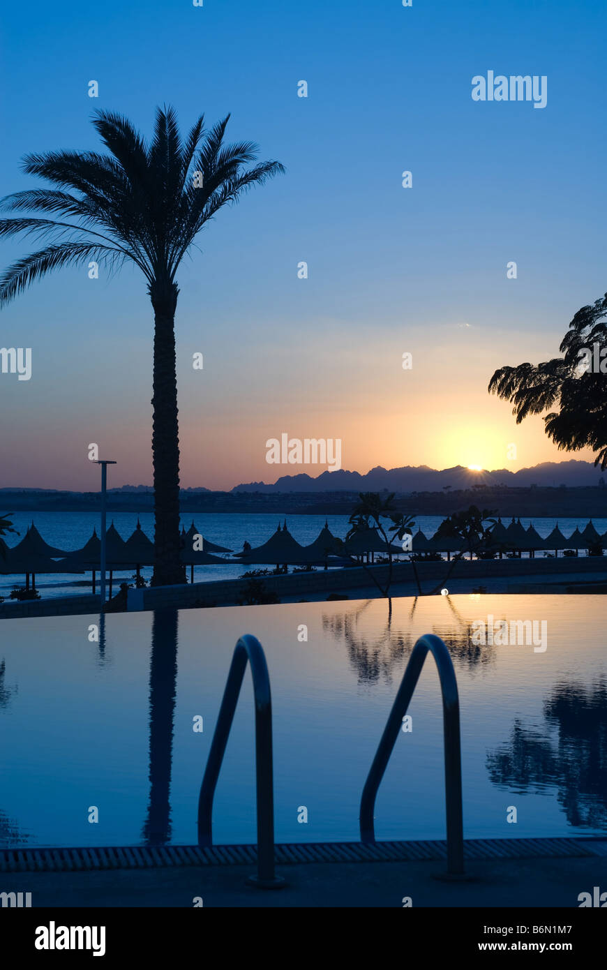 Sonnenuntergang und Schwimmbad in Sharm el Sheikh Ägypten Stockfoto