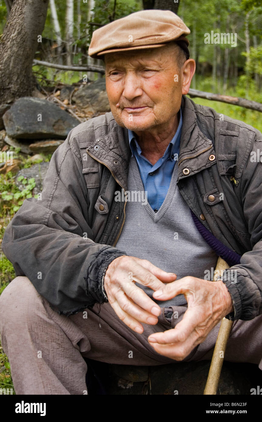 Mann mit einem Gehstock Pyrenäen die Bergkette, die Spanien und Frankreich trennt Stockfoto