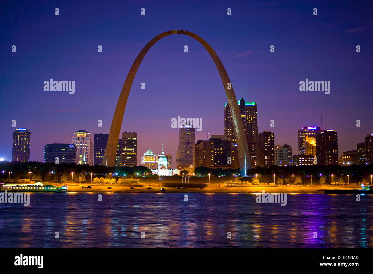 St. Louis Gateway Arch und Skyline in der Abenddämmerung, St. Louis, Missouri Stockfoto
