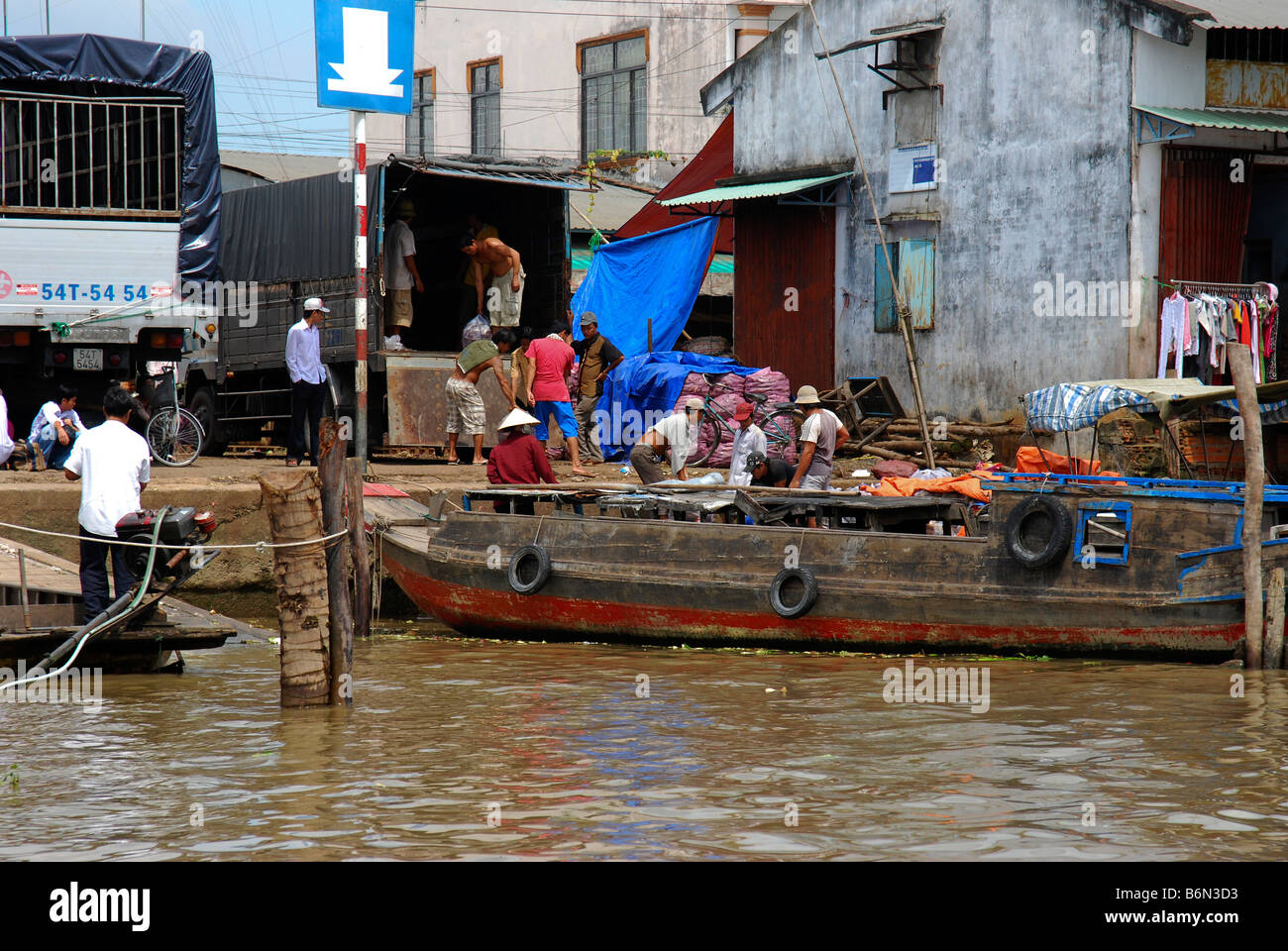 Entladen von Fracht Vinh Long, Mekong-Delta, Vietnam Stockfoto