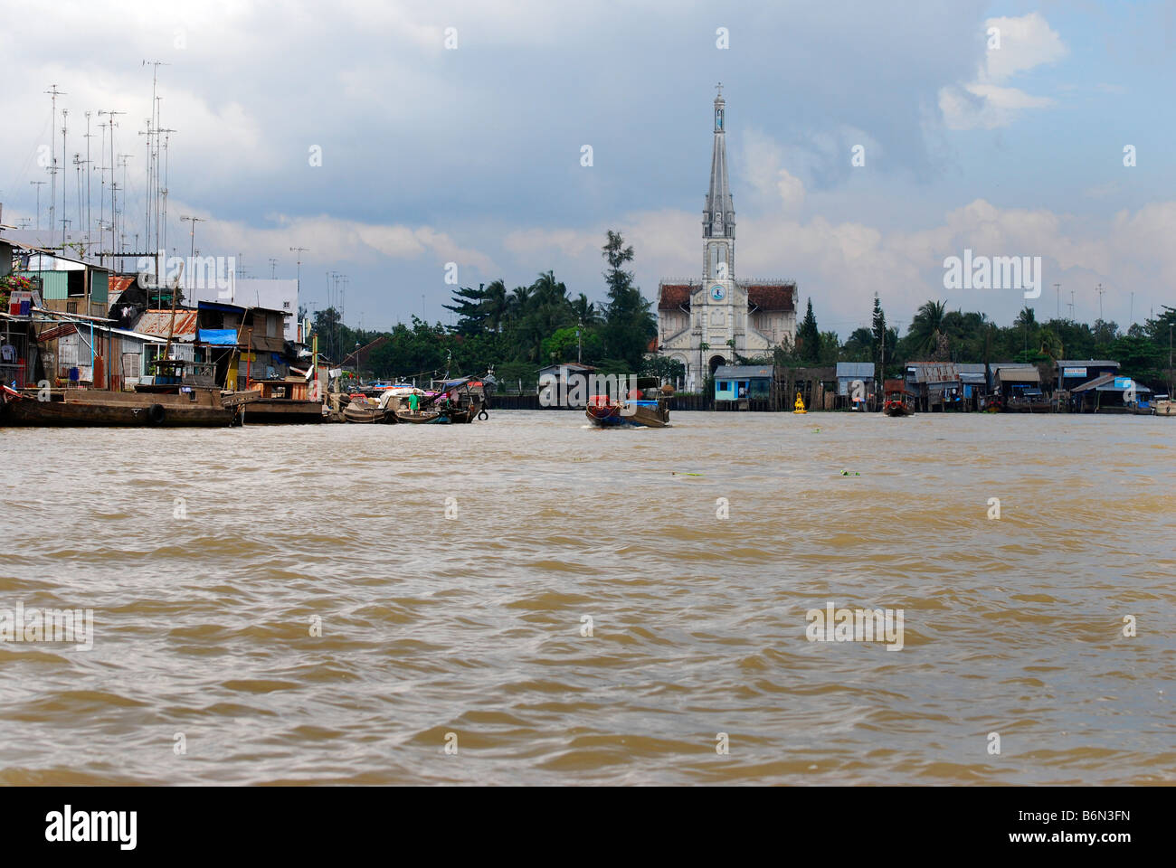 Der Fluss, der katholischen Kirche und der Stadt von Cai Be, Mekong Delta, Vietnam Stockfoto