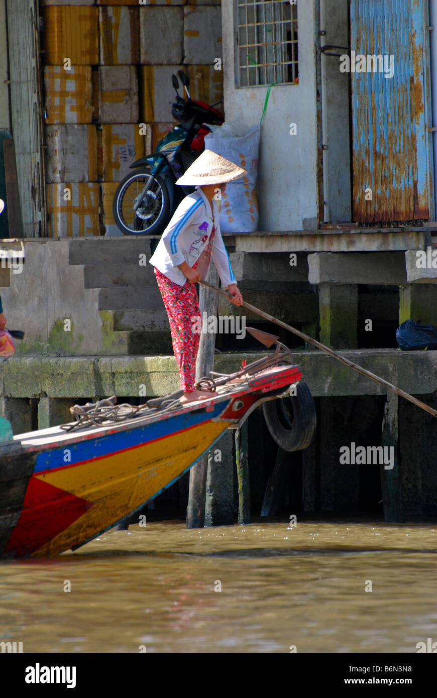 Vietnamesische Boatwoman Skulling von Sampan, Stadt von Cai Be, Mekong-Delta, Vietnam Stockfoto