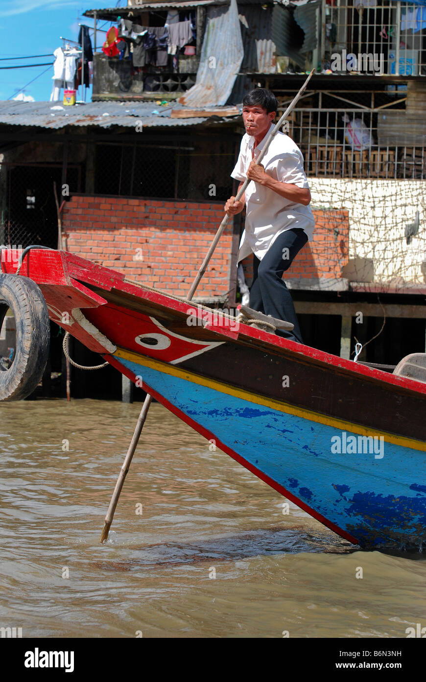 Vietnamesische Bootsmann Skulling Riverboat, Stadt von Cai Be, Mekong-Delta, Vietnam Stockfoto