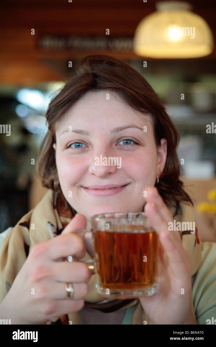 Frau mit einer Tasse Tee, Luzern, Kanton Luzern, Schweiz Stockfoto