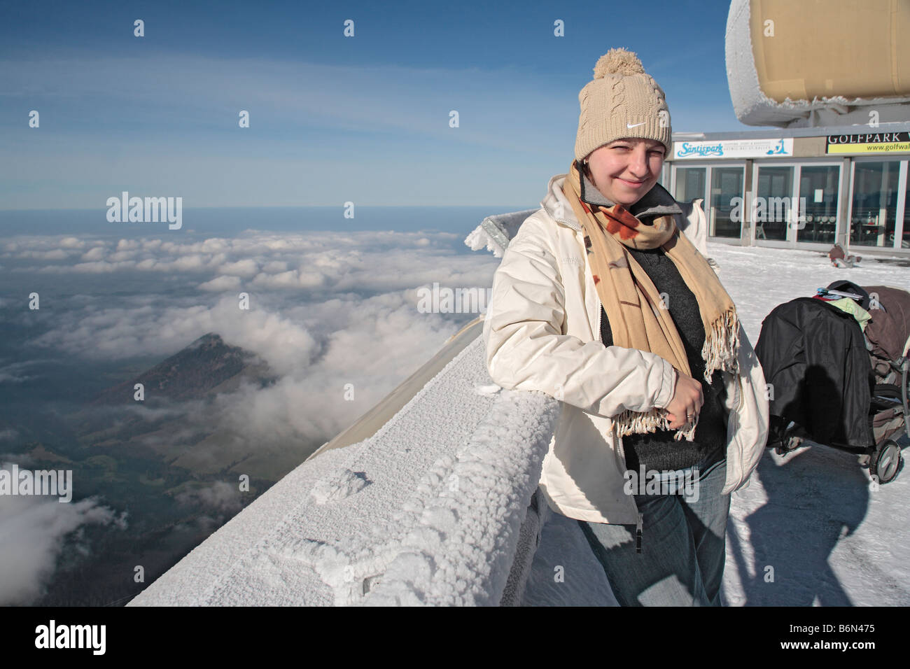 Junge Frau auf die Oberseite Berg Säntis (2502 m), Kanton Appenzell Innerrhoden, Schweiz Stockfoto