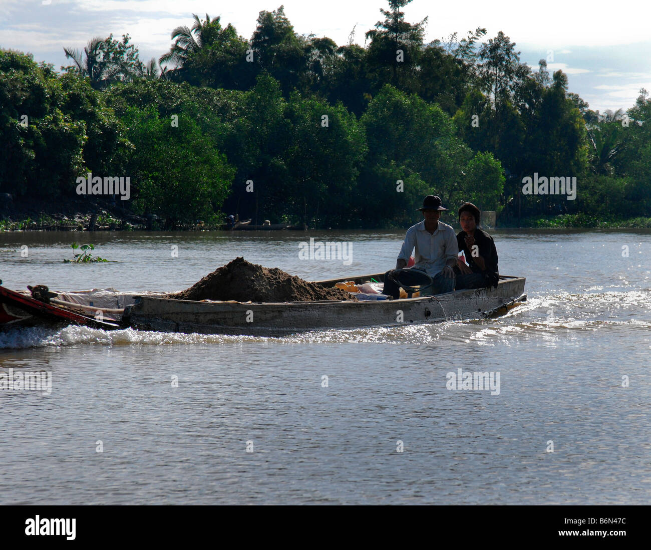 Zwei Arbeiter auf Getreide Boot, Mekong-Delta Stockfoto