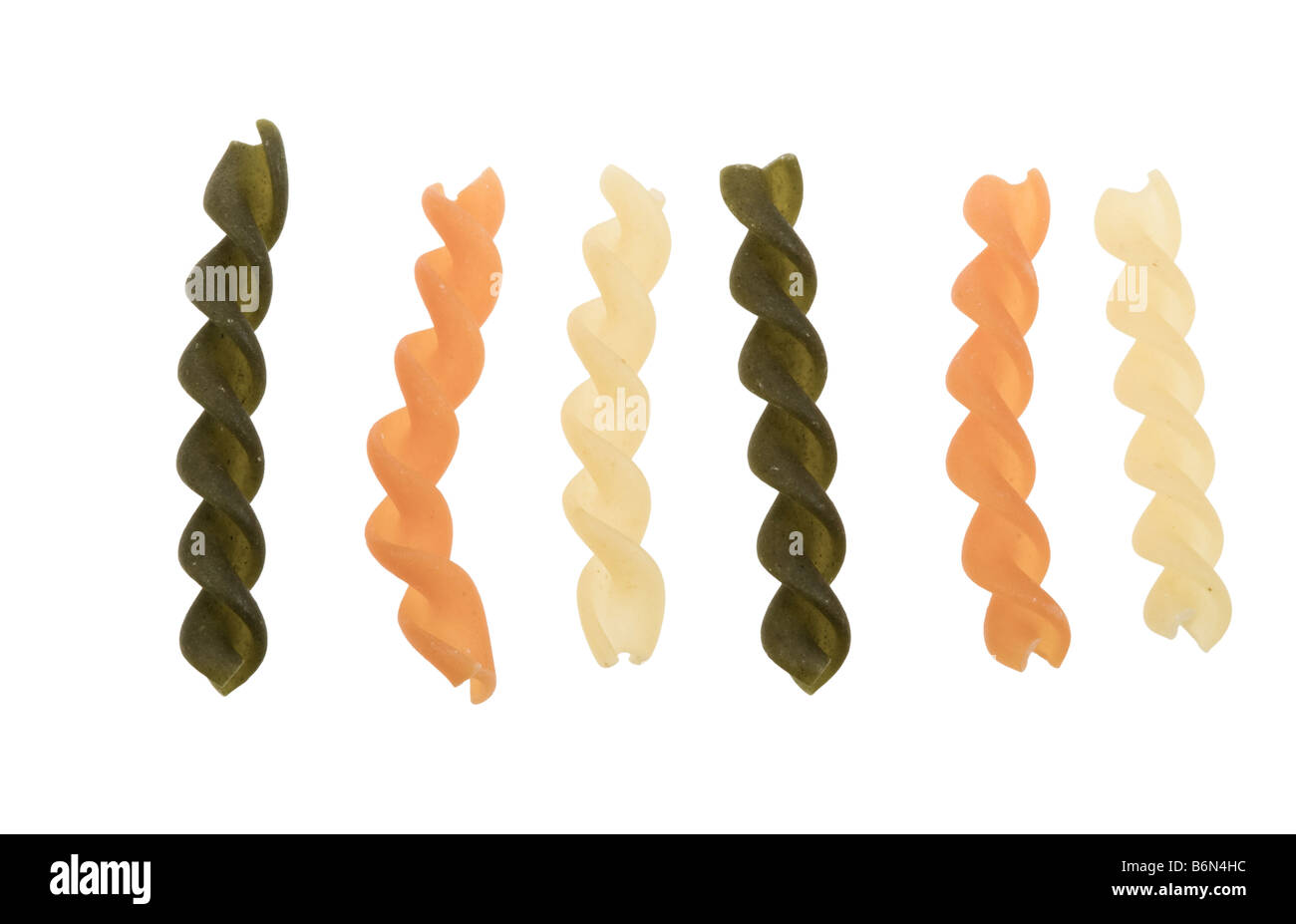 Fusilli Tricolore Nudeln isoliert auf weißem Hintergrund Stockfoto