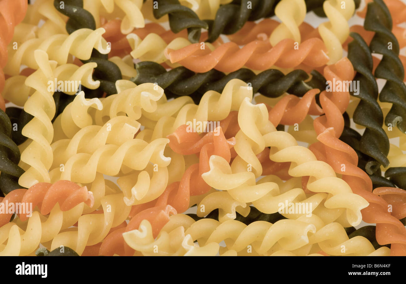 Nahaufnahme von Fusilli Tricolore Nudeln für Hintergründe Stockfoto