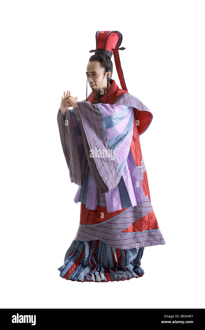 Ein Mann in traditioneller Kleidung macht eine Geste-Seitenansicht Stockfoto