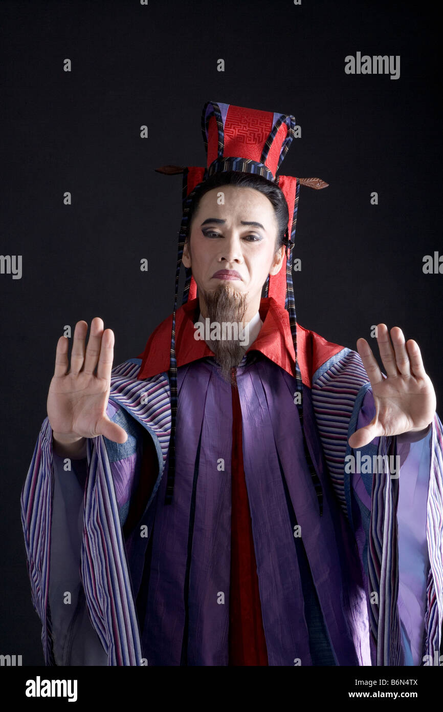 Ein Mann tragen traditionelle König Kleidung zeigt Hände Stockfoto