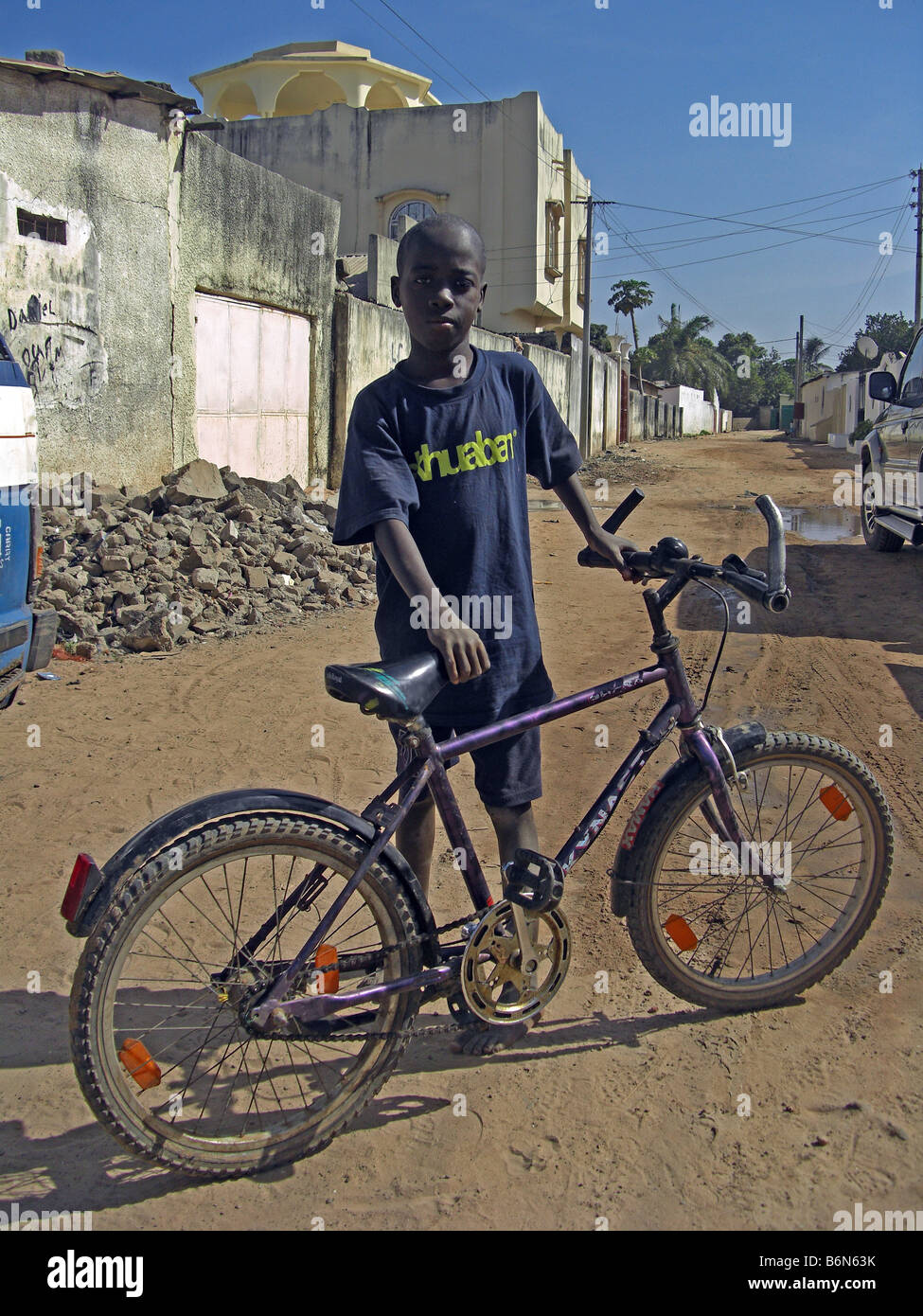 Junge mit einem Fahrrad ohne Helm in Gambia Westafrika Stockfoto