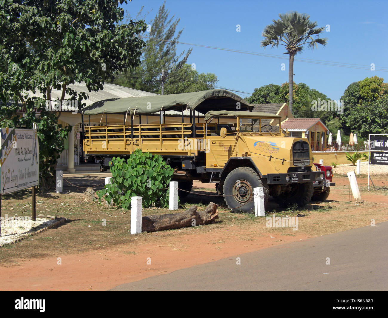 Geöffnet ab Straße LKW verwendet für touristische Ausflüge in Gambia, Westafrika Stockfoto