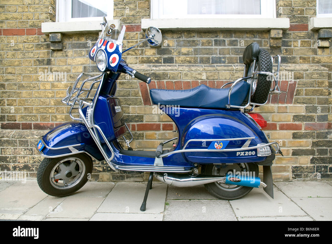 Lambretta Club GB Isle Of Wight Rallye 2008 eine Vespa PX 200 parkte vor einer Mauer Stockfoto