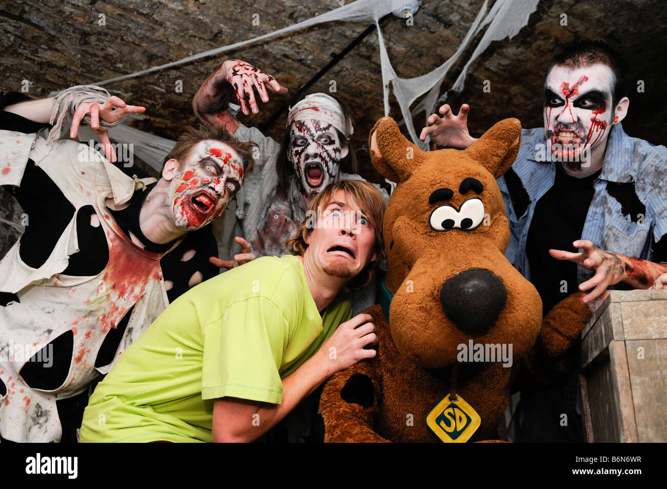 Scooby-Doo posiert mit Zombies im The London Tombs Stockfoto