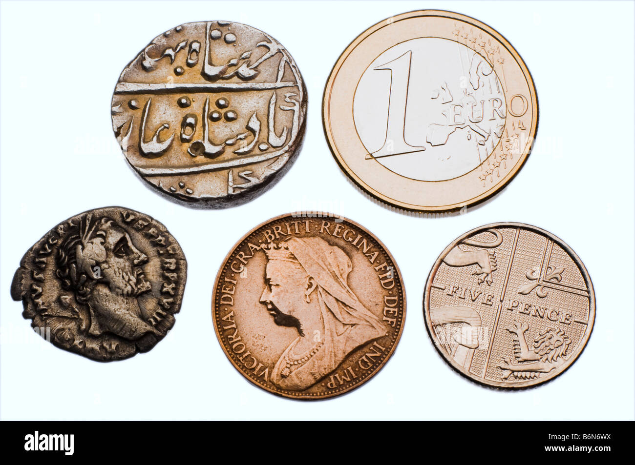 Fünf historische Münzen aus der alten Römerzeit bis Gegenwart (Roman; Indischer Mogul; Viktorianische heller; Euro; 2008 British 5P) Stockfoto
