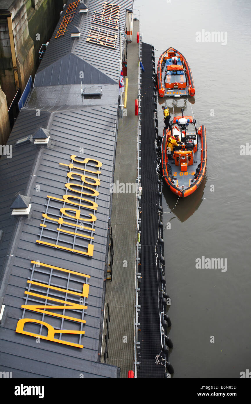 RNLI royal national Lifeboat Institution Rettungsschwimmer Station Andocken Fluss Themse in London England uk Festrumpfschlauchboot schmutzig Stockfoto