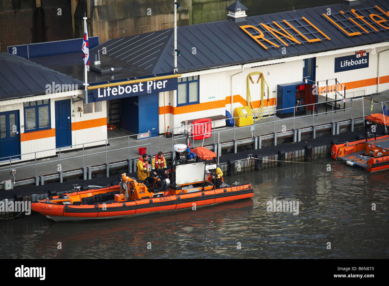 RNLI royal national Lifeboat Institution Rettungsschwimmer Station Andocken Fluss Themse in London England uk Festrumpfschlauchboot schmutzig Stockfoto