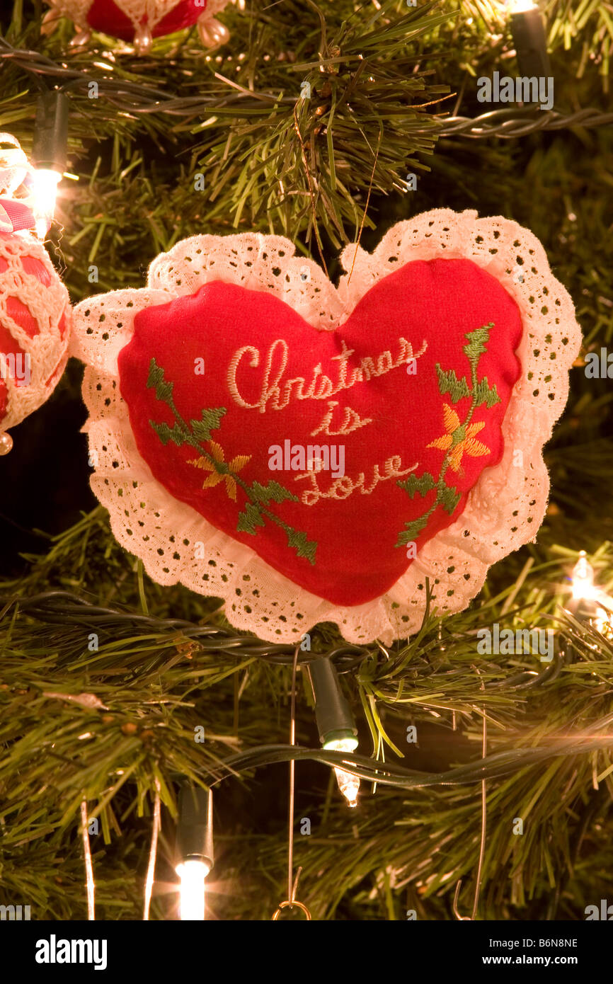 Handgemachte Weihnachtsbaum Herz Ornament Mit Christmas Is Love In Der Mitte Geschrieben Stockfotografie Alamy