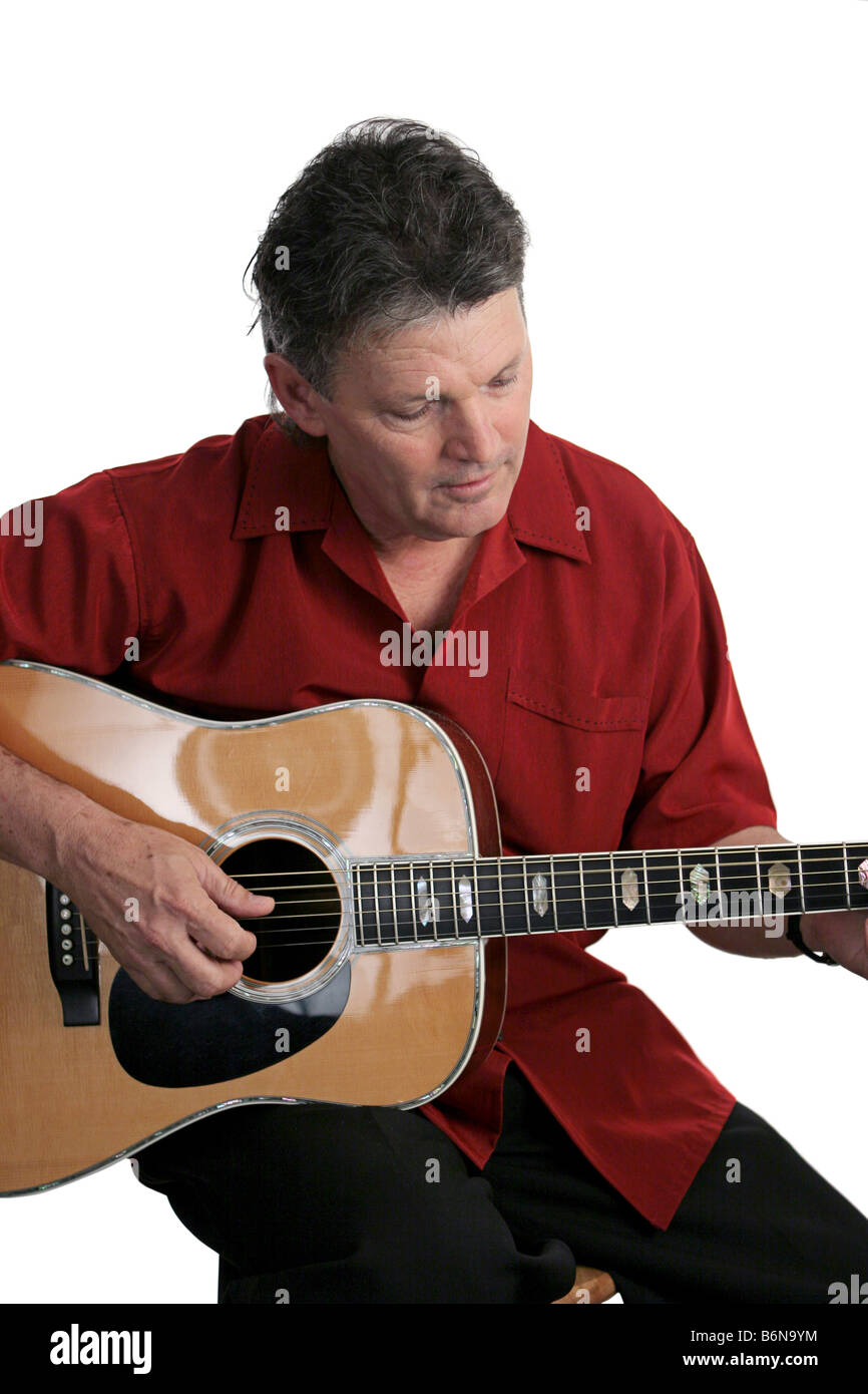 Gut aussehend Berufsmusiker Durchführung ein Lied auf seiner Gitarre konzentriert er sich auf seine Musik isoliert Stockfoto