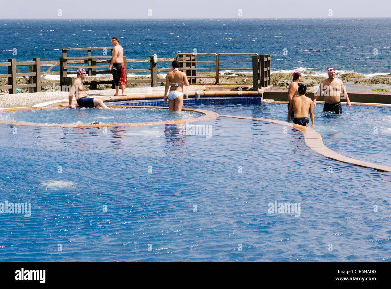 Taiwan, Touristen genießen die grüne Insel Jhaorih Salzwasser Hot Springs Pool Stockfoto