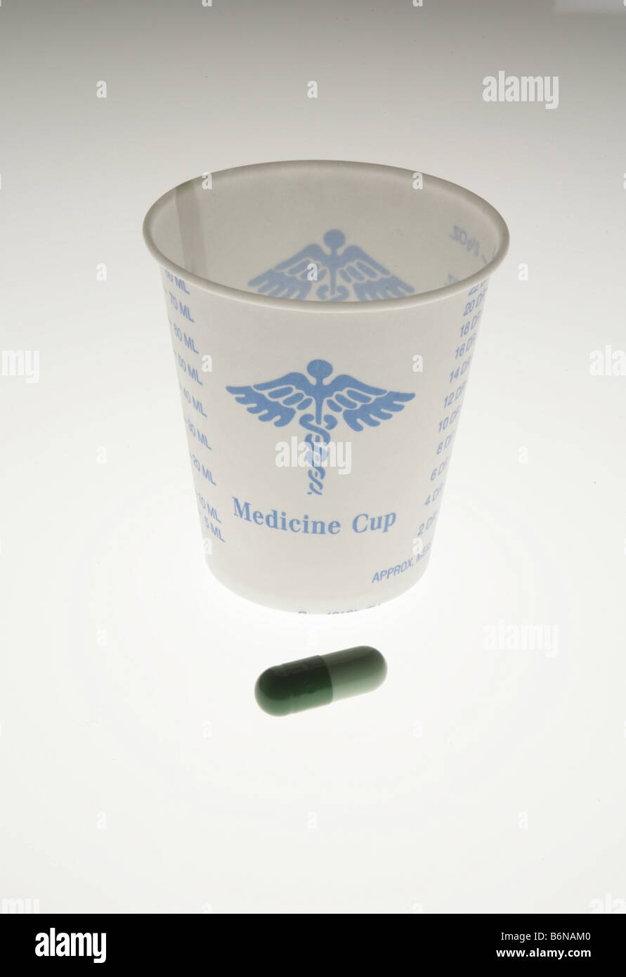 Medizin-Cup und Pille Stockfoto