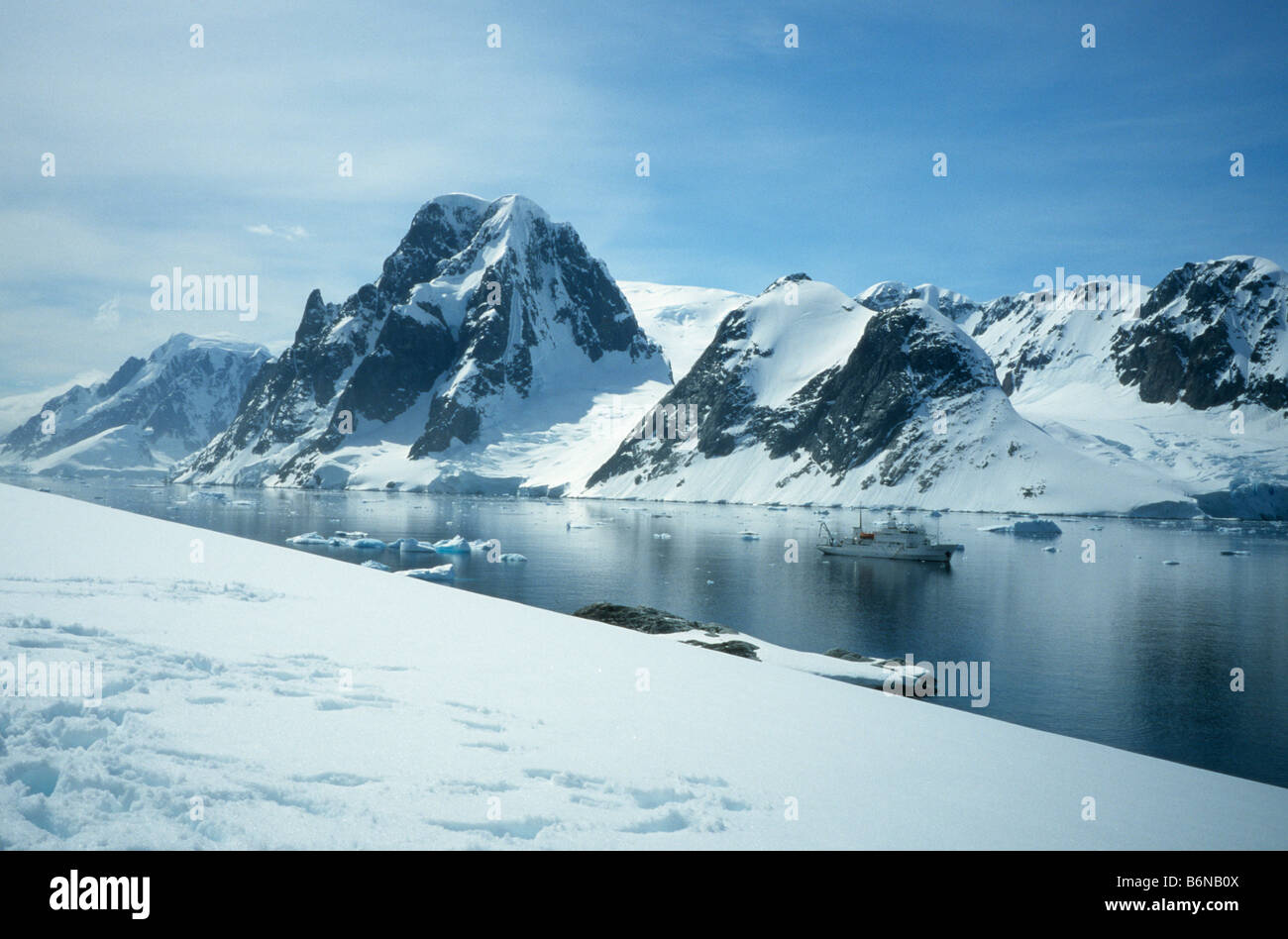 Blick vom Petermann Island zu den hohen Bergen der antarktischen Halbinsel. Stockfoto